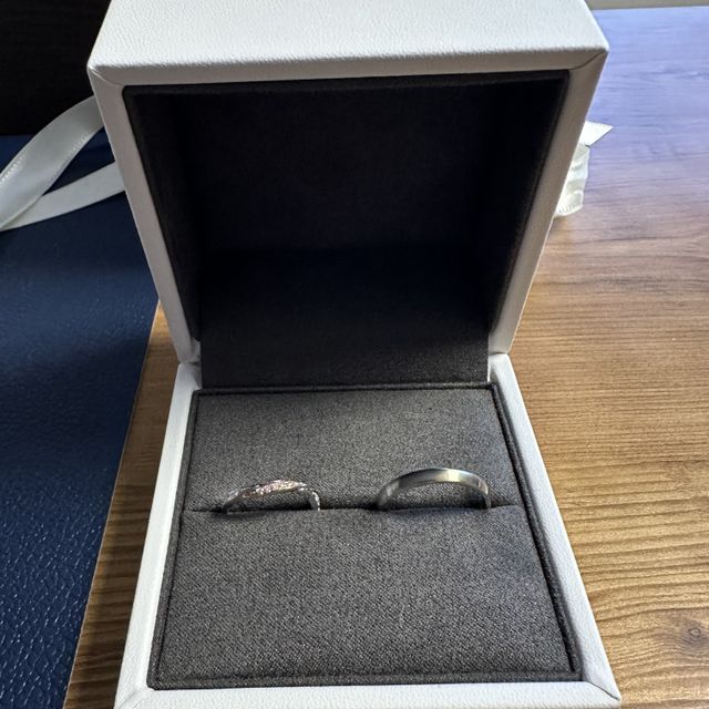 【COCKTAIL(カクテル)の口コミ】 指輪のデザイン、私のはシンプルなつや消し加工でシルバーにイエローゴー…