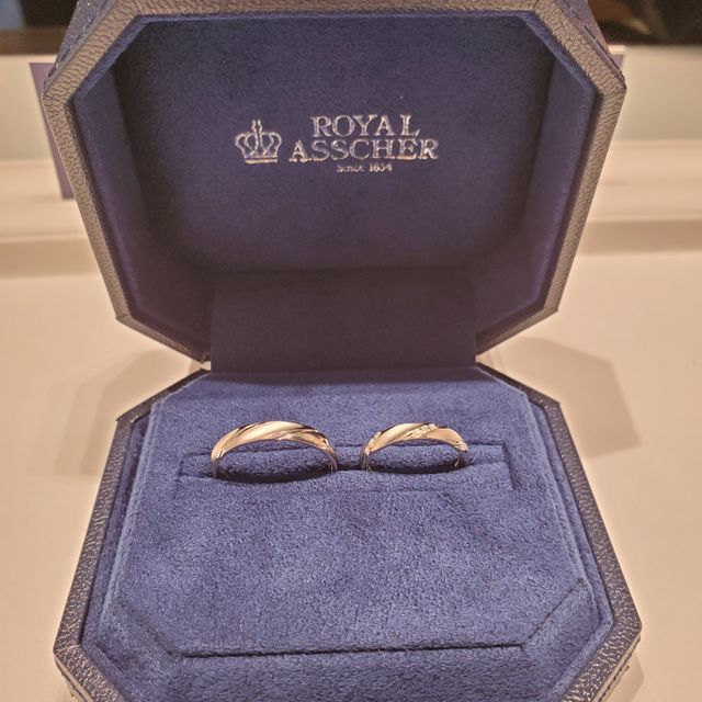 【ROYAL ASSCHER(ロイヤル・アッシャー)の口コミ】 珍しいデザインですが、何十年先も付けていたいと思える指輪でした。ライ…