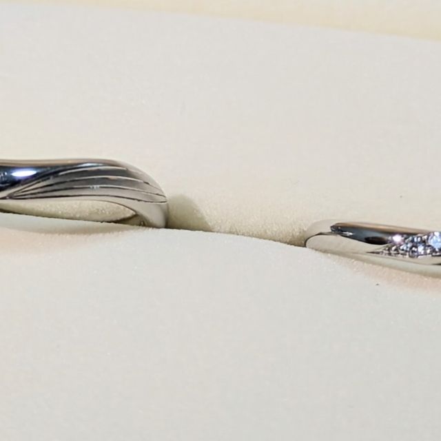 【ケイウノ ブライダル(K.UNO BRIDAL)の口コミ】 妻と共通の趣味の楽器の弦の本数を表面に入れ、妻と合わせると楽器1台分と…