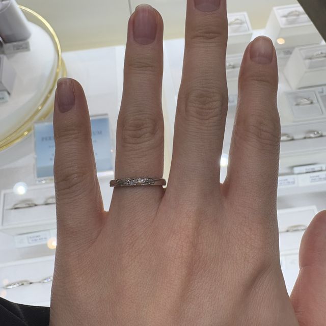 【canal4℃(カナルヨンドシー)の口コミ】 シンプルながら斜めのストーンデザインが気に入ってます。男女ペアでコン…