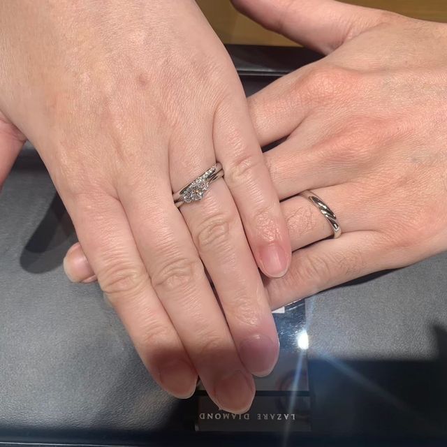 【ラザール ダイヤモンド(LAZARE DIAMOND)の口コミ】 リリーズを購入しました。
装着した時にダイヤモンドの裏側まで見えるデザ…