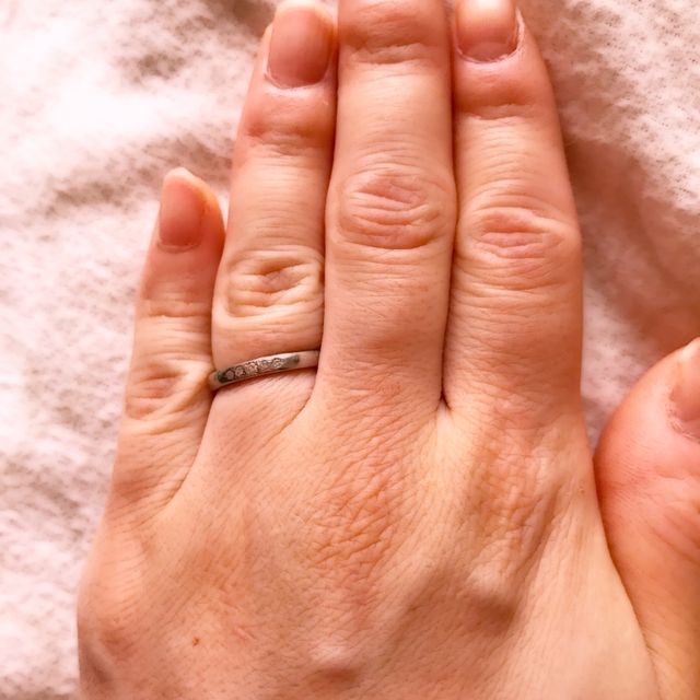 【4℃ BRIDAL(ヨンドシーブライダル)の口コミ】 指が短いので、細くてシンプルなデザインをさがしていました。
石が一つの…
