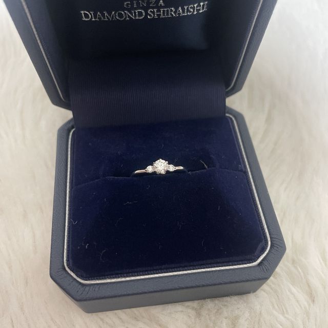 【銀座ダイヤモンドシライシの口コミ】 彼がプロポーズの為にストレートタイプのものより指が少し長く見えるようV…
