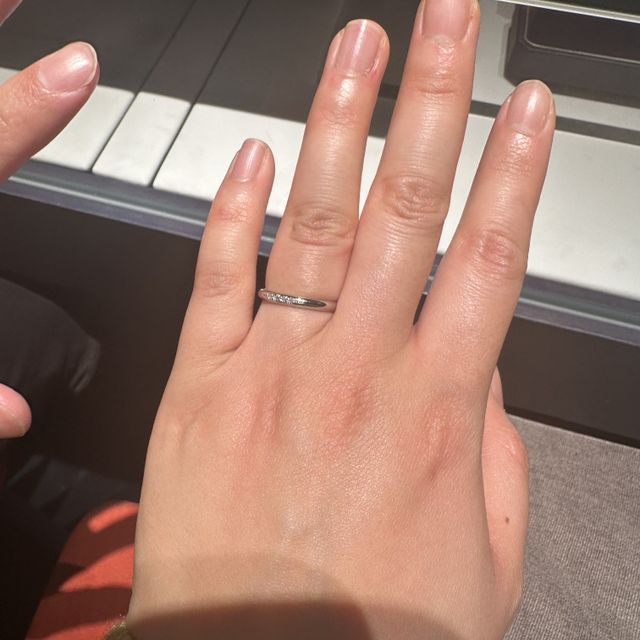 【銀座ダイヤモンドシライシの口コミ】 最初はダイヤなしのストレート、シンプルなものを探していましたが、画像…