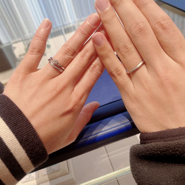 【銀座ダイヤモンドシライシの口コミ】 斜めにダイヤが入っているのがいいなと思い探していたところ、V字タイプの…