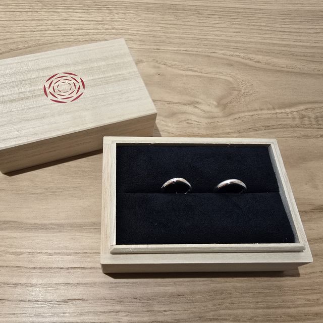 【出雲結(いずもゆい)の口コミ】 指輪の2つのラインについて、オプションで鏡面加工、ホーニング等、1種類…