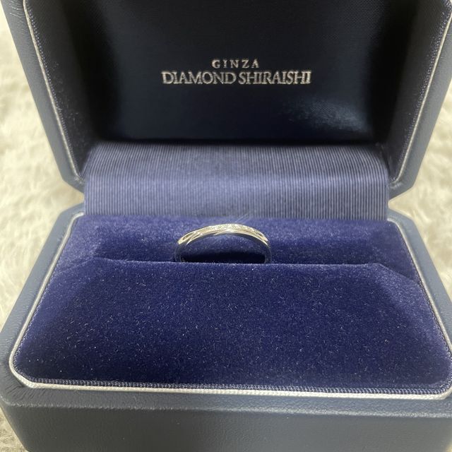 【銀座ダイヤモンドシライシの口コミ】 シンプルなデザインですが、大きさの異なるダイヤモンドが細かく入ってい…