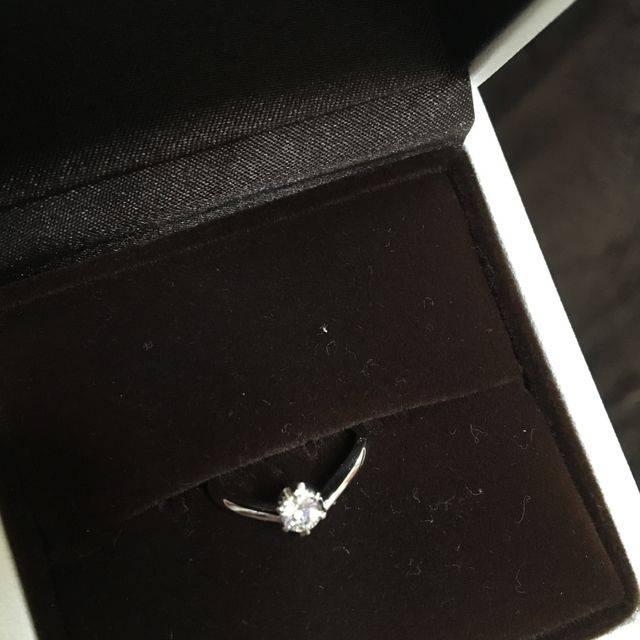 【アイプリモ(I-PRIMO)の口コミ】 私は一粒ダイヤのエンゲージリングに憧れがあり、
色んな一粒ダイヤのリン…