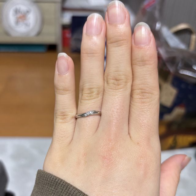 【TOWA(永遠)の口コミ】 指輪のウェーブが強くなく、指が綺麗に見えるデザインでお気に入りです。…
