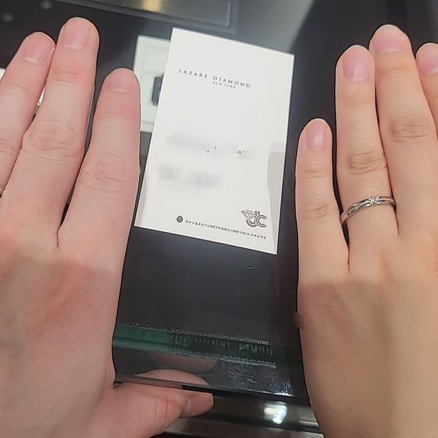 【ラザール ダイヤモンド(LAZARE DIAMOND)の口コミ】 結婚指輪のデザインが豊富でしたので、選ぶのにとても迷いました。
はめた…