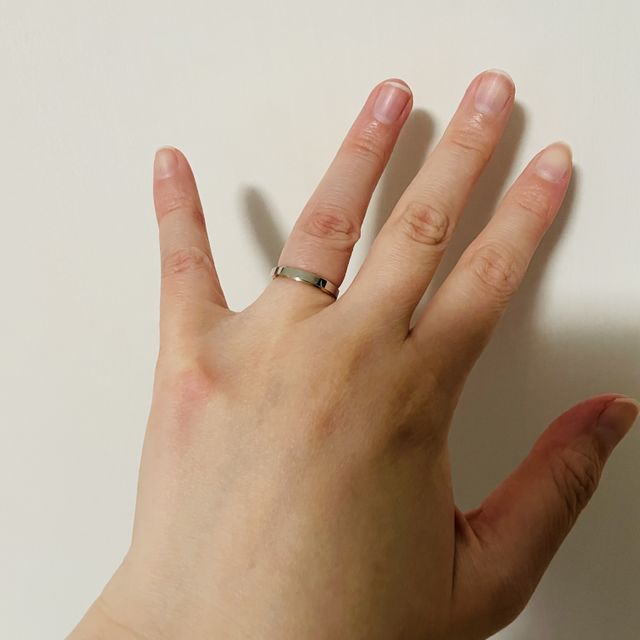 【ケイウノ ブライダル(K.UNO BRIDAL)の口コミ】 表面はプラチナカラーに見えますが、光加減で全体がピンクに見えます。(裏…