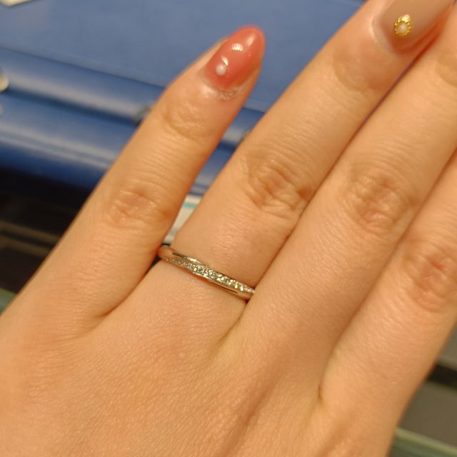 【エクセルコダイヤモンド(EXELCO DIAMOND)の口コミ】 リングの形はストレート。
左斜め下にダイヤが埋め込まれてるデザインが好…