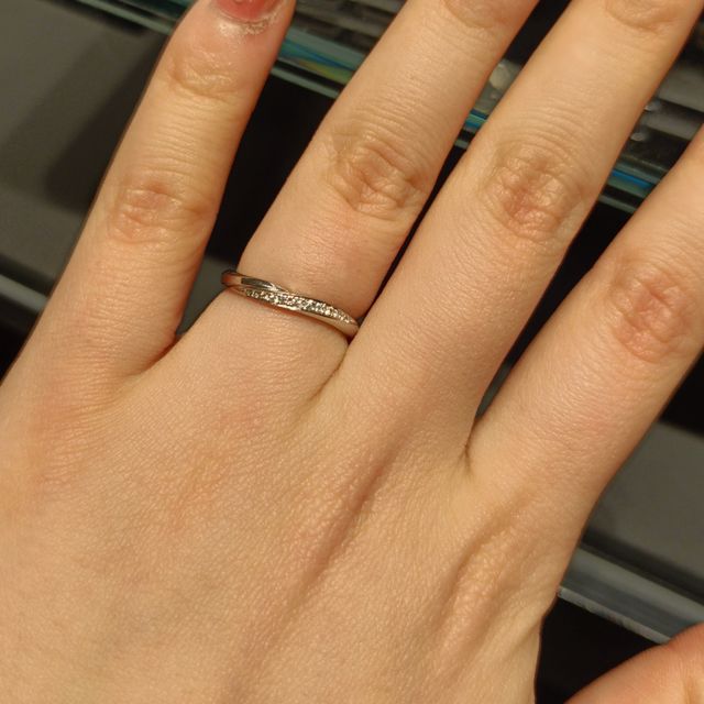 【銀座ダイヤモンドシライシの口コミ】 ストレートのリングが好みだったのですが、ウェーブのデザインも気になっ…