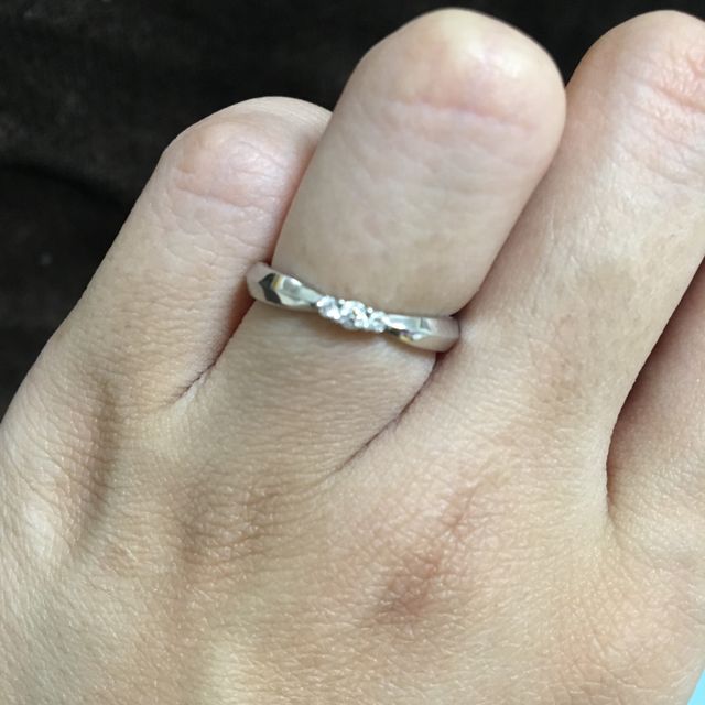 【アイプリモ(I-PRIMO)の口コミ】 こちらは男性はセンターにブラックダイヤモンド、女性はセンターに小ぶり…