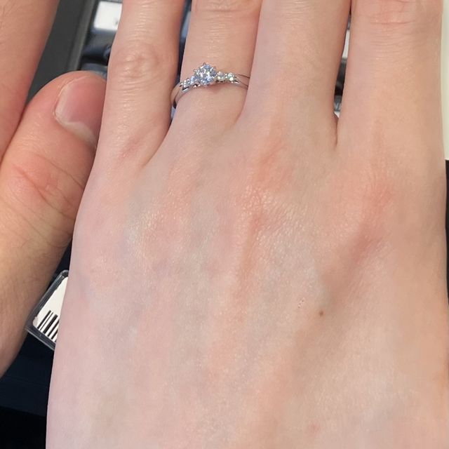 【エクセルコダイヤモンド(EXELCO DIAMOND)の口コミ】 中心にダイヤモンドがあり、その両隣に対照的なデザインで、メレダイヤモ…