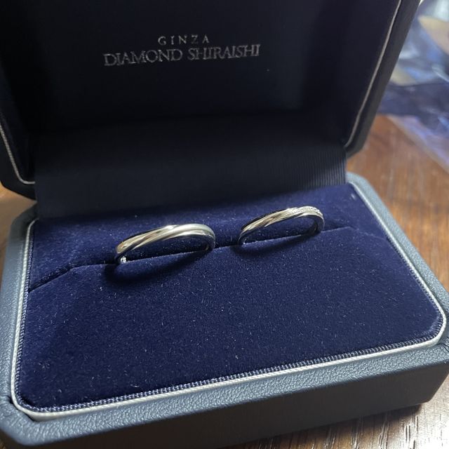 【銀座ダイヤモンドシライシの口コミ】 女性用の指輪のダイヤモンドがある位置に男性用の指輪はつや消し加工をし…