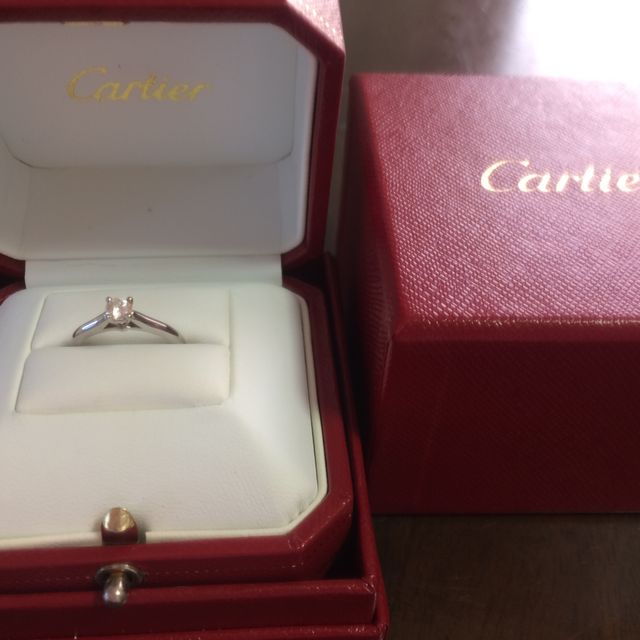 【カルティエ(Cartier)の口コミ】 婚約指輪は定番のデザインのたて爪デザインでシンプルなもの！と迷うこと…