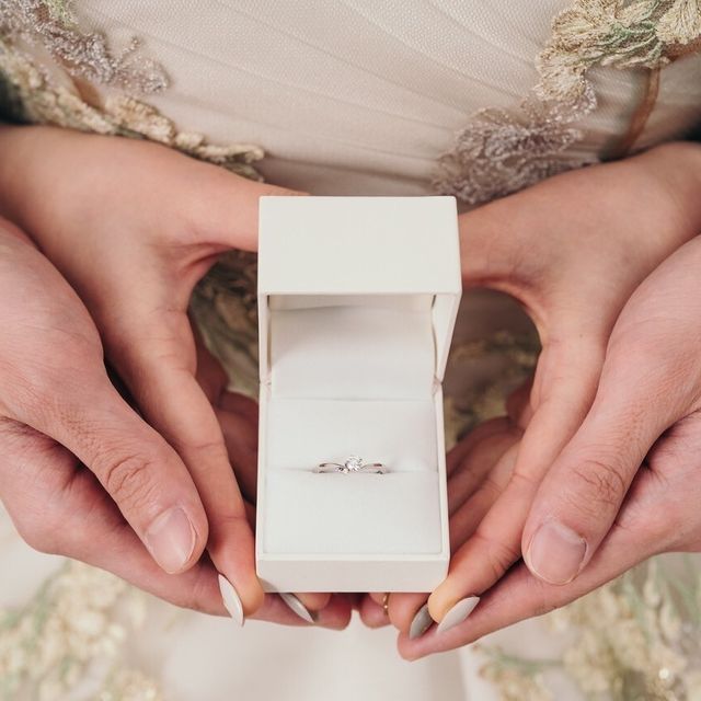 【MILK&Strawberry(ミルクアンドストロベリー)の口コミ】 リングが細くv字型の形状なので指が長く見えます。
メインのダイヤモンド…