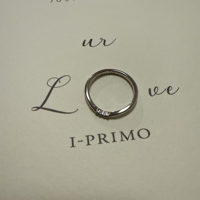 【アイプリモ(I-PRIMO)の口コミ】 細身で華奢なデザインなのと、緩やかなV字の形が婚約指輪と重ね付けにもピ…