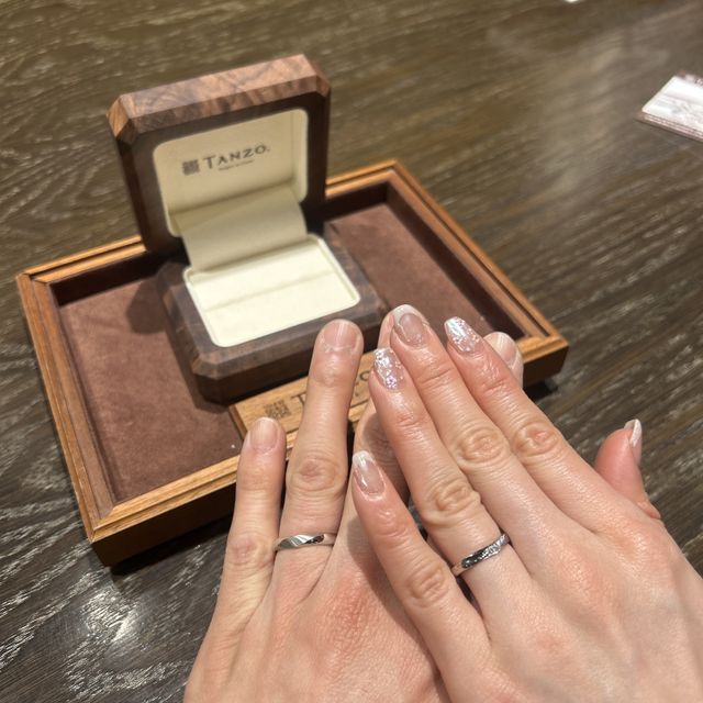 【TANZO.(鍛造指輪)の口コミ】 夫、ヘアラインの入ったモデルと妻、ダイヤモンドのラインで形成した指輪…