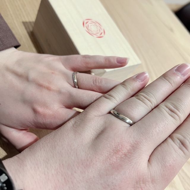 【出雲結(いずもゆい)の口コミ】 シンプルなデザインですが、ピンクゴールドのラインが入っていたり、ウェ…