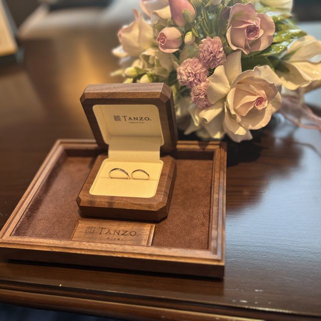 【TANZO.(鍛造指輪)の口コミ】 普通にプラチナで考えていましたが、TANZOオリジナルのコーラルゴールドが…