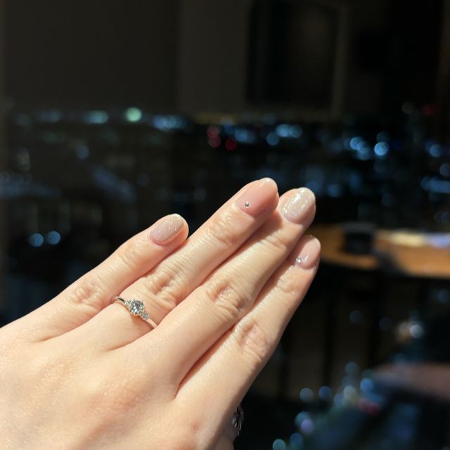 【銀座ダイヤモンドシライシの口コミ】 私自身指が細いのであまり大きめの婚約指輪より細めでシンプルな婚約指輪…