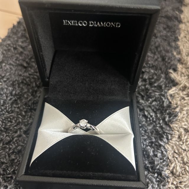 【エクセルコダイヤモンド(EXELCO DIAMOND)の口コミ】 ダイアモンドの4Cにこだわりました。
デザインは中央に大きなダイアモンド…