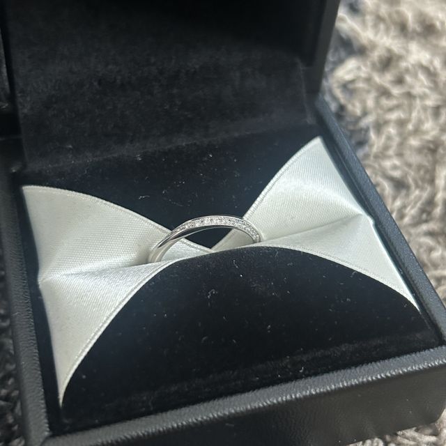 【銀座ダイヤモンドシライシの口コミ】 何もデザインがないとシンプルすぎて遊びがないので、ウェーブが入ってい…