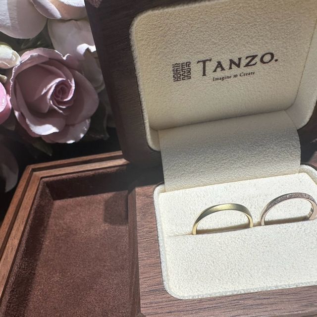 【TANZO.(鍛造指輪)の口コミ】 デザインへのこだわりは艶あり、マッド調の境目に斜めカットを入れ右肩上…