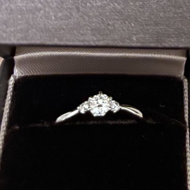 【アイプリモ(I-PRIMO)の口コミ】 指輪のデザインは、形が少しウェーブをしていて、指の形に合うようになっ…