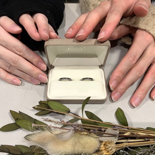 【atelier CraM(アトリエ クラム)の口コミ】 シンプルなデザインながら、タンタルの素材を選んだので少し黒っぽくてか…