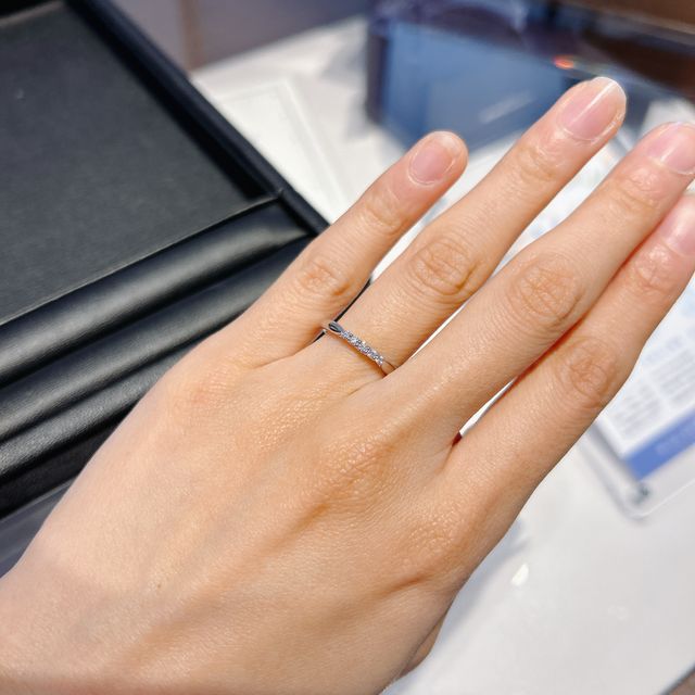 【エクセルコダイヤモンド(EXELCO DIAMOND)の口コミ】 おすすめされるまでこの指輪以外を検討していましたが、音楽と関連する意…