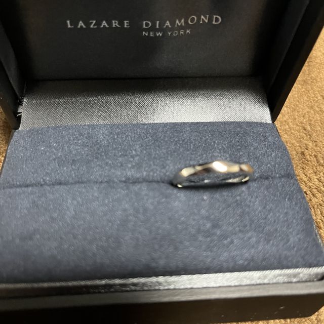 【ラザール ダイヤモンド(LAZARE DIAMOND)の口コミ】 シンプルなデザインでありながらも他のブランドにないようなデザインで、…