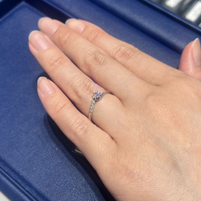 【銀座ダイヤモンドシライシの口コミ】 ウェーブタイプの指輪で、指が細い人にとても似合うデザインです。真ん中…