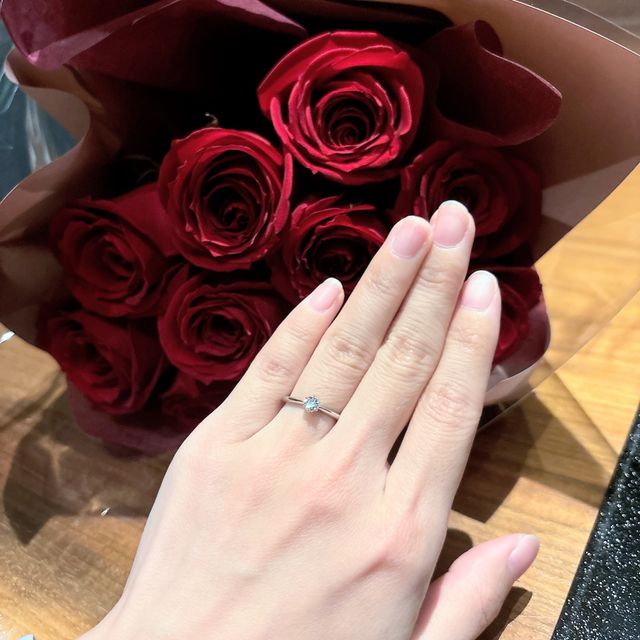 【銀座ダイヤモンドシライシの口コミ】 手に馴染む繊細なデザインが魅力的だと思いました。王道な形で婚約指輪と…