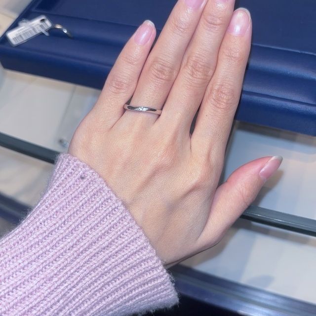 【銀座ダイヤモンドシライシの口コミ】 水かきが大きいタイプの指のため、ウェーブタイプが良いということで試着…