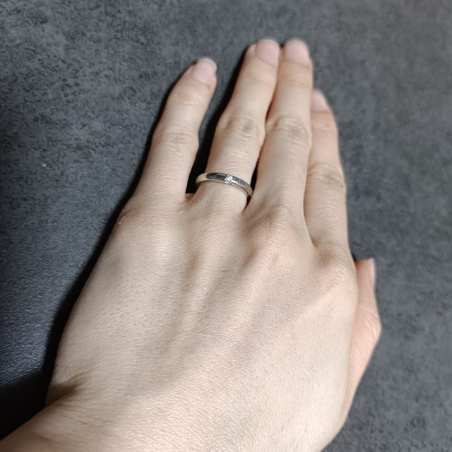 【ラザール ダイヤモンド(LAZARE DIAMOND)の口コミ】 スリーサイドの名前の通り、ダイヤが上と左右で3粒付いています。どの角度…