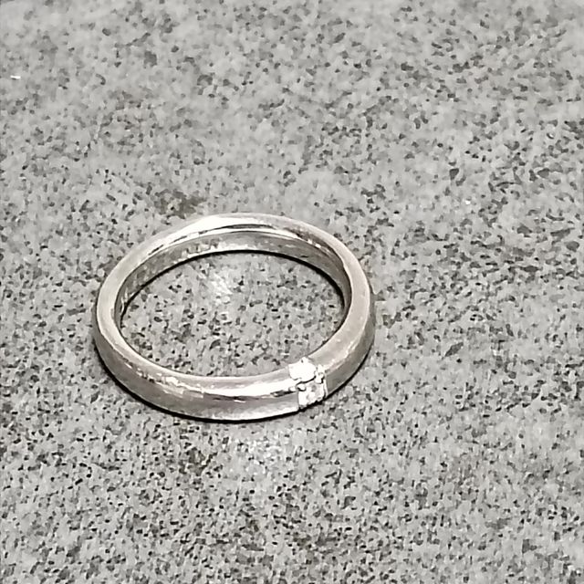 【ラザール ダイヤモンド(LAZARE DIAMOND)の口コミ】 スリーサイドの名前の通り、ダイヤが上と左右で3粒付いています。どの角度…