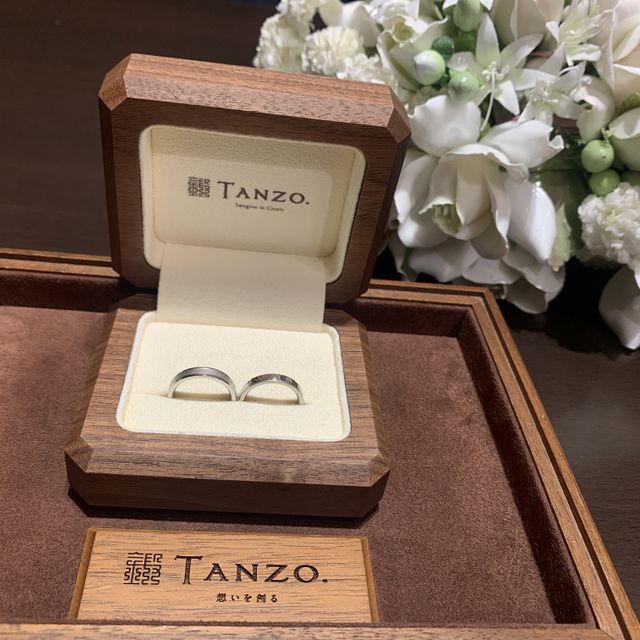 【TANZO.(鍛造指輪)の口コミ】 ライン加工を上下に入れて、間はマット加工の槌目を入れました。ライン加…