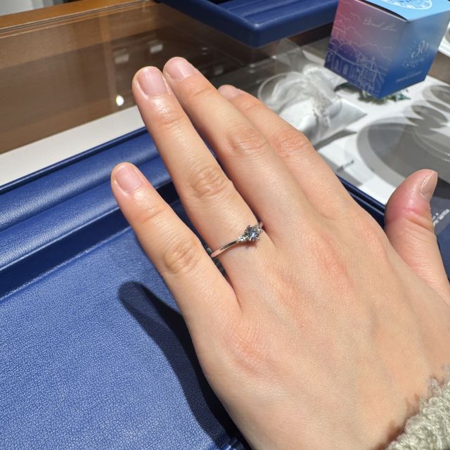 【銀座ダイヤモンドシライシの口コミ】 シンプルなデザインかつ、メインのダイヤモンドの左右に1つずつ小さなダイ…