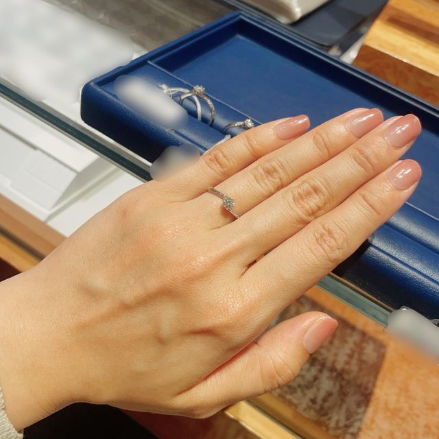 【銀座ダイヤモンドシライシの口コミ】 ウェーブの形をしており、かつサイドメレありのデザインを探しておりまし…