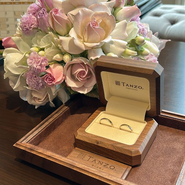 【TANZO.(鍛造指輪)の口コミ】 プラチナとゴールドの間くらいの色のシャンパンゴールドでシンプルなデザ…