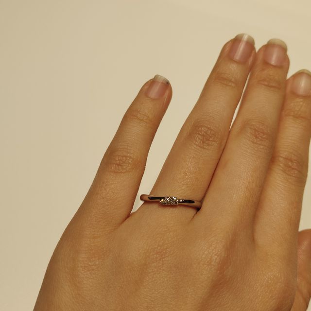 【ラザール ダイヤモンド(LAZARE DIAMOND)の口コミ】 小さなダイヤ3つ真ん中についていて 小ぶりで可愛らしい指輪の太さは細め…