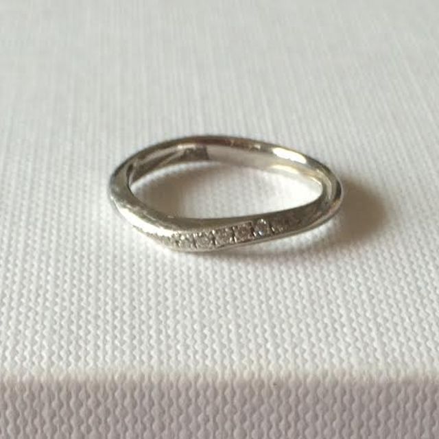 【Disney FANTASIA(ディズニーファンタジア)の口コミ】 指輪がS字の形状で細身になっており、指が細く見えることと、V字の婚約指…