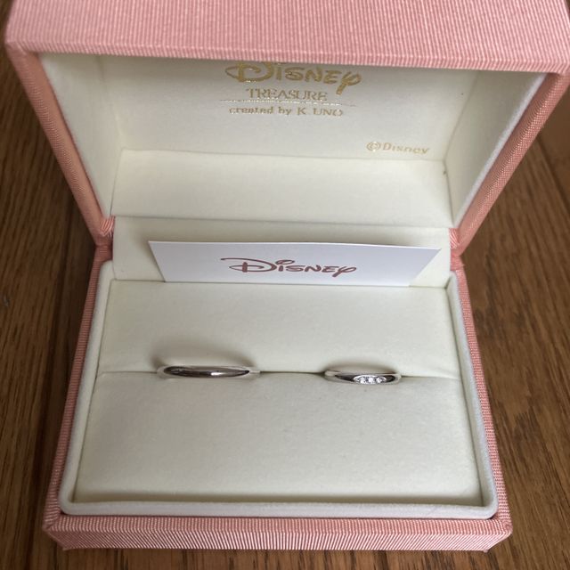 【ケイウノ ブライダル(K.UNO BRIDAL)の口コミ】 ディズニーのモチーフをさりげなく
裏側に入れて頂いたので、
指輪を外す…