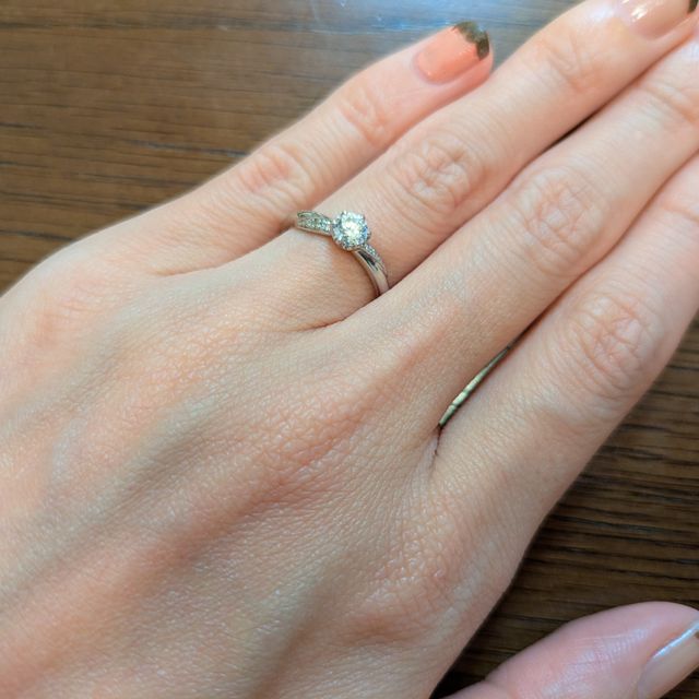 【GALA JEWELRY(ガラジュエリー)の口コミ】 メレダイヤが6つ付いたシンプルかつ可愛らしいデザインの婚約指輪です。ダ…