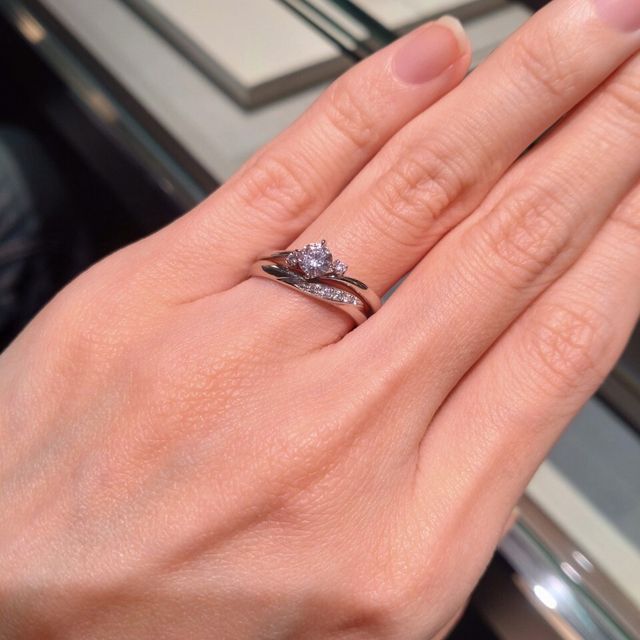 【アイプリモ(I-PRIMO)の口コミ】 シンプルながらも真ん中のダイヤの側に2つの小さめのダイヤが付いていて、…