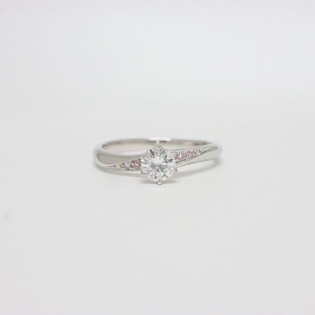 【LEGAN(レガン)の口コミ】 婚約指輪は、ピンクダイヤを入れました。
結婚指輪は、それぞれ好みのデザ…