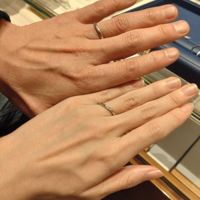 【銀座ダイヤモンドシライシの口コミ】 シンプルなデザインではあるものの、ダイヤが美しく光って見える形が気に…